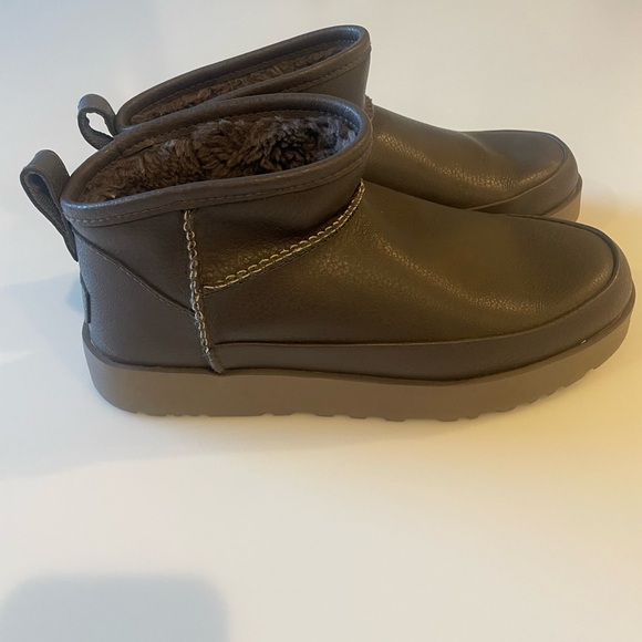 Ugg Women’s Boots - Picture 1 of 7